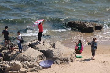 游客海滩拍照遭驱赶事件引发热议