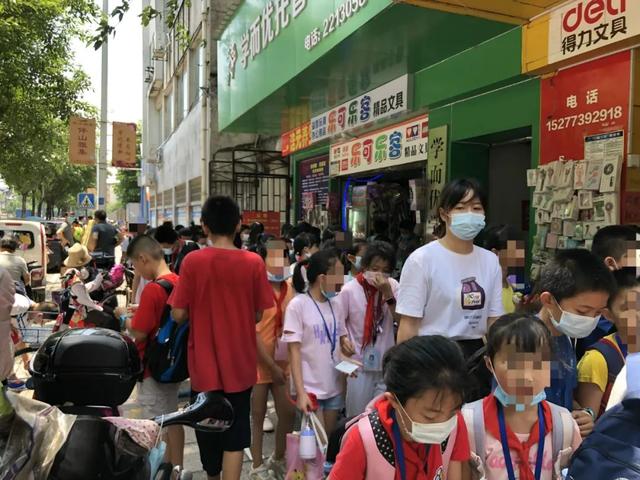 肥娟小吃店恢复营业，门口挤满小学生的美食盛宴！