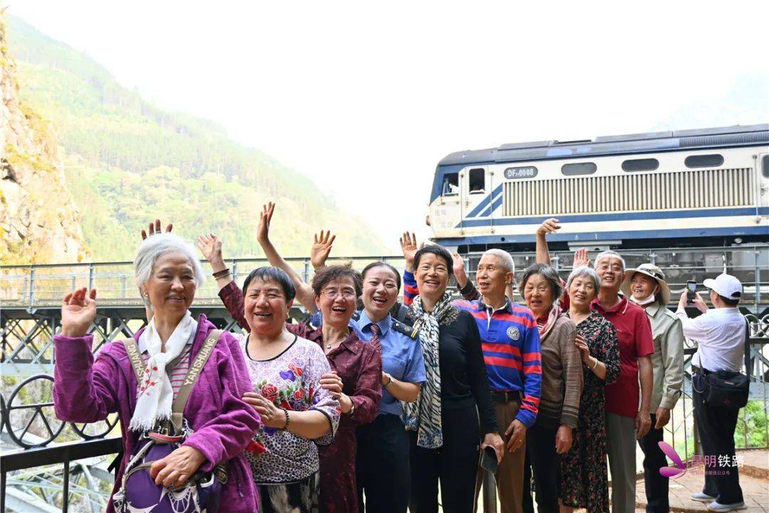 银发旅游列车来了！探秘老年专属旅行新纪元，开启别样人生旅程的奥秘何在？深度解析其背后的趋势与机遇。