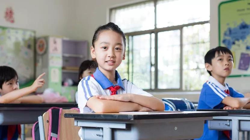 震惊！小学老师竟带儿子闯进教室暴打学生，真相背后藏着什么惊人内幕？